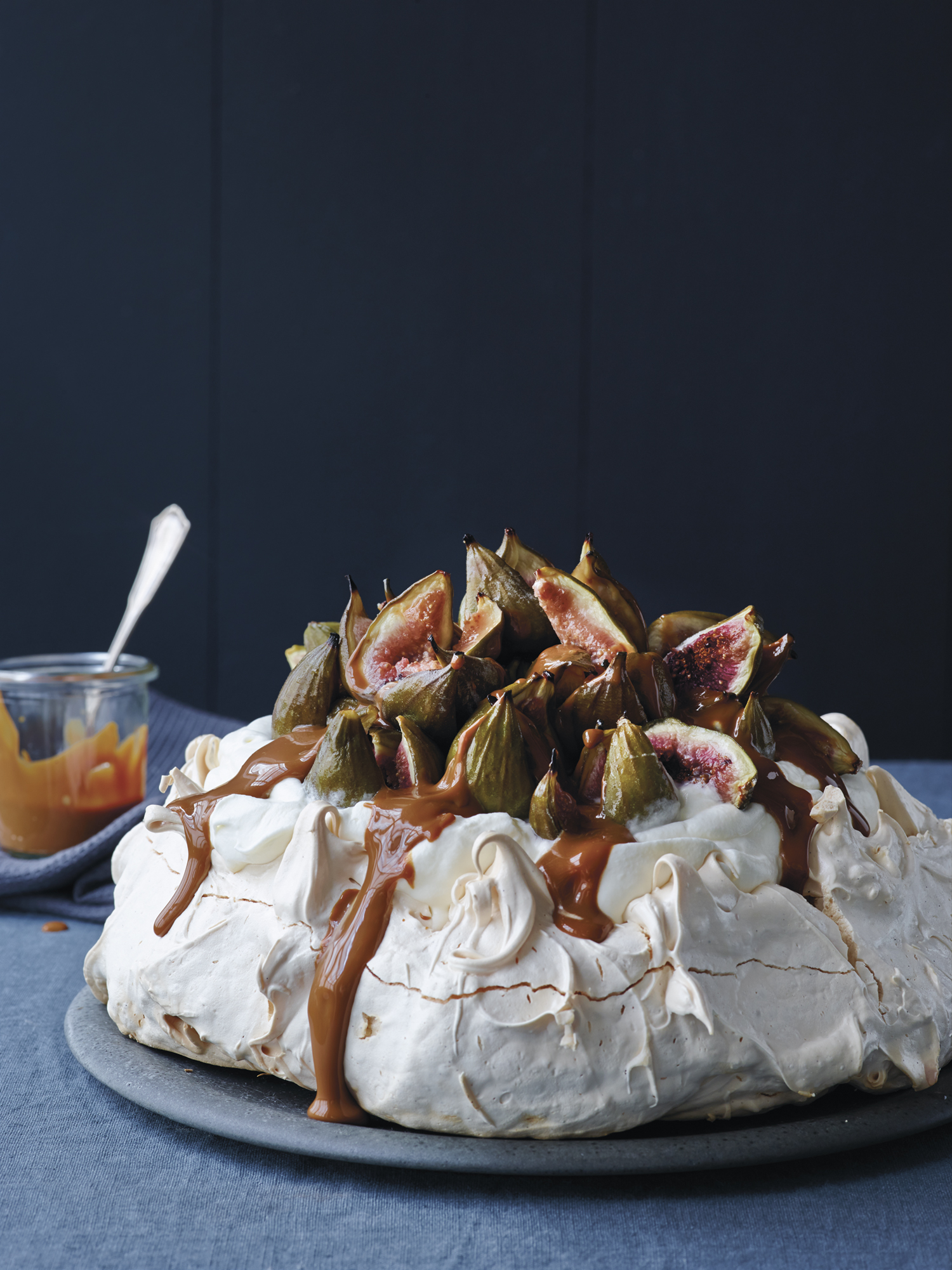 Gyllen pavlova med bakte fikener